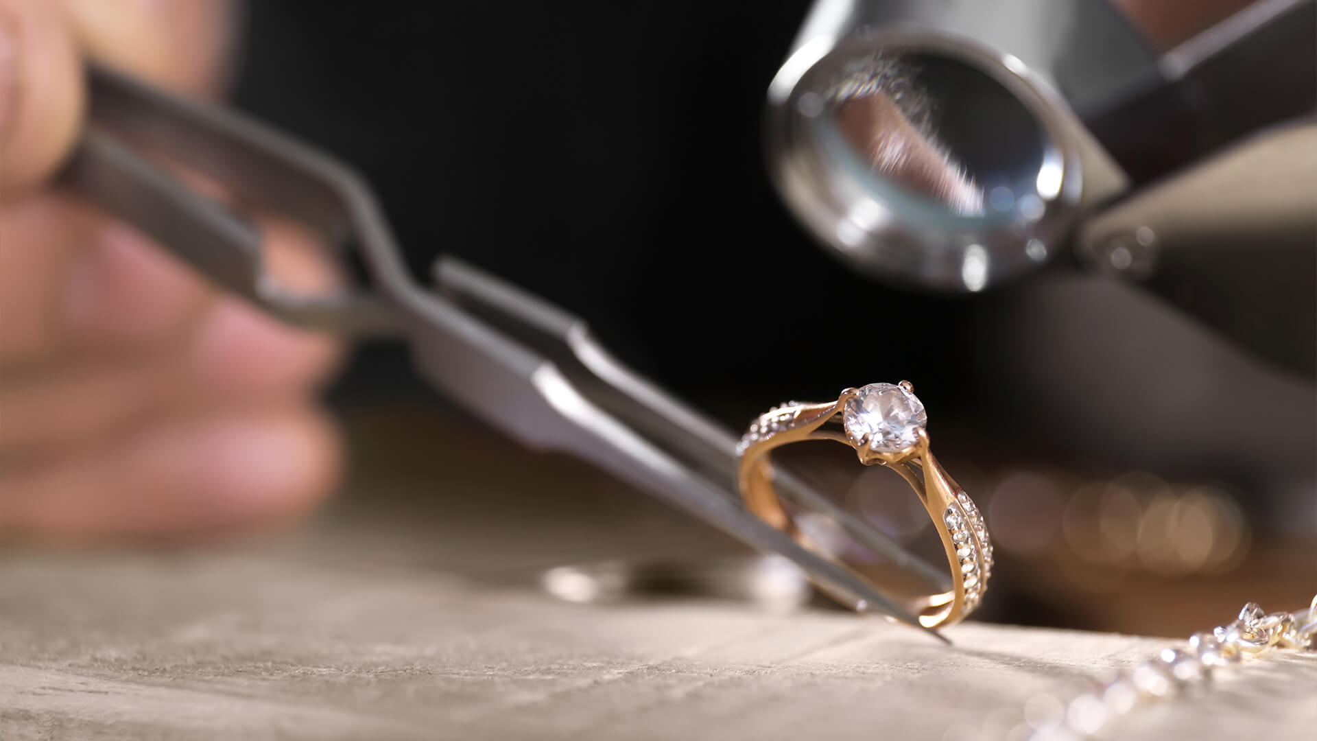 Schmuck bewerten lassen in Mönchengladbach – So erfahren Sie, was Ihre Stücke wert sind